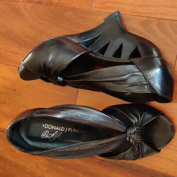 Donald J. Pliner Shoes - Donald J Pliner Genuane leather Black shoes. Excellent condition.Size6,5.